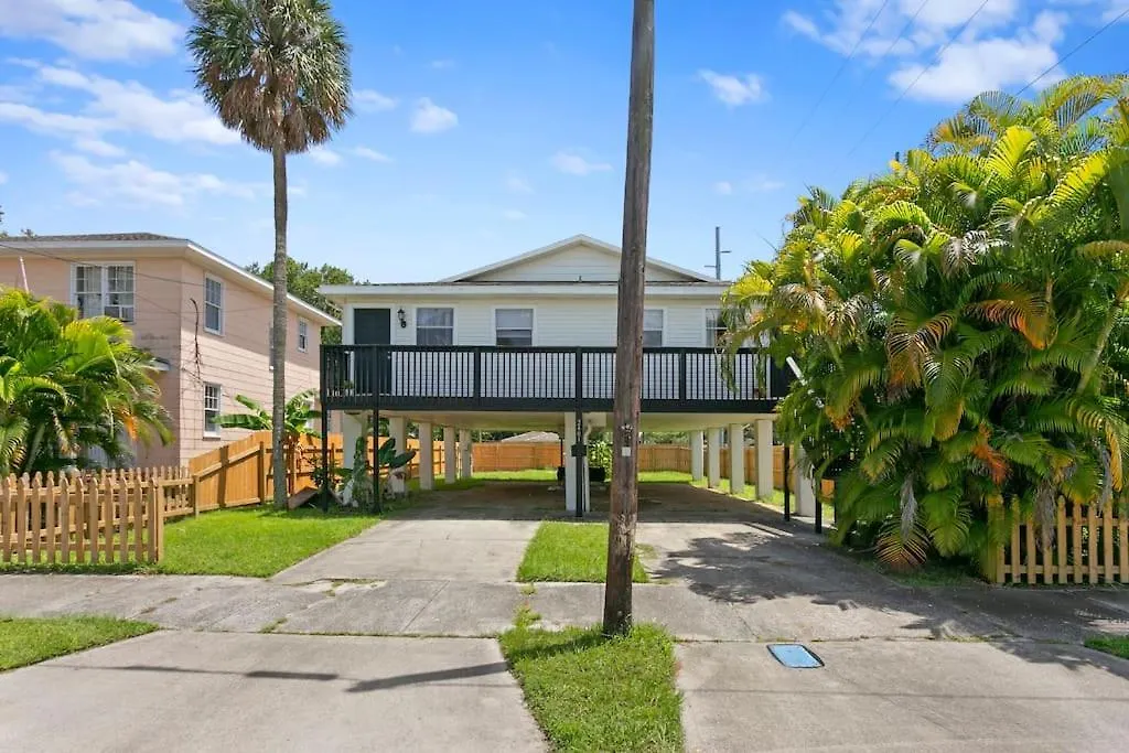 Boho Inspired Apt In The Heart Of Tampa Bay!